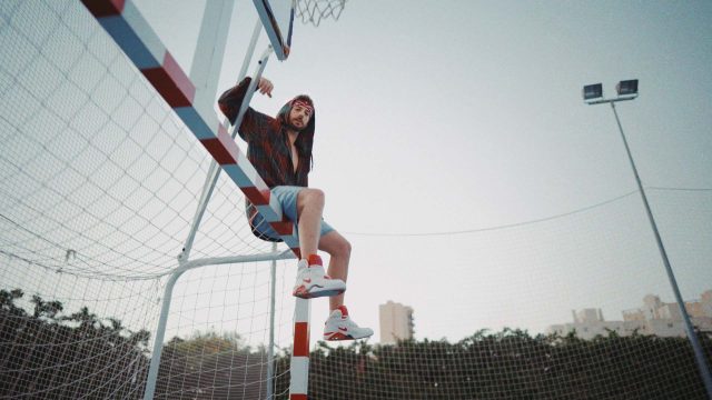 Fotograma de Danny encima de una portería del vídeo de "Mocoso" para la portada reedición del single