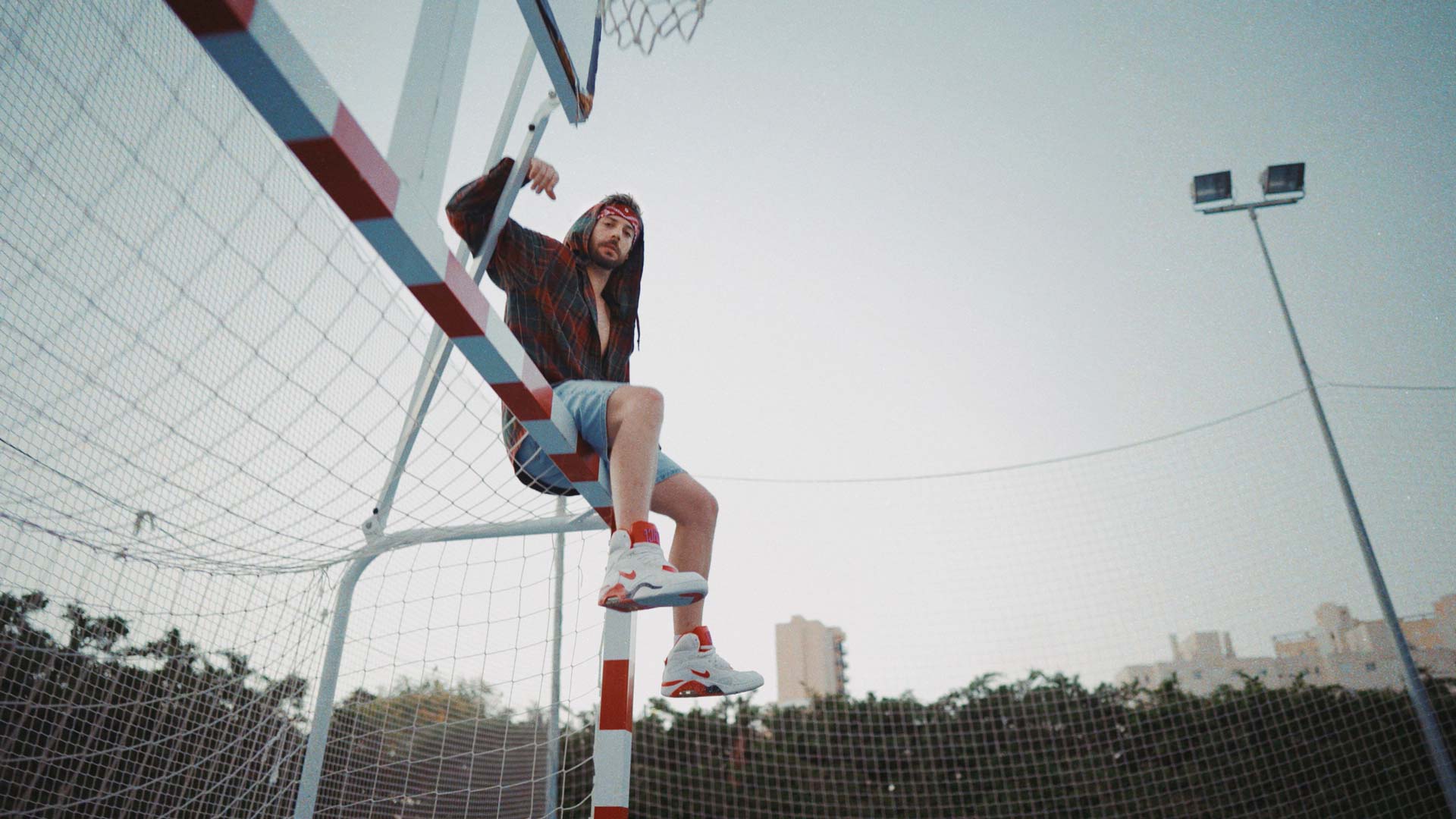 Fotograma de Danny encima de una portería del vídeo de "Mocoso" para la portada reedición del single